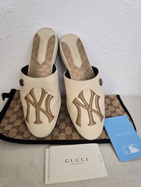 Gucci NY Yankees Cream Leather Slip-On Mules Gold Embroidered Logo Sz 37 In Box